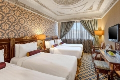 إحدى-الغرف-الرباعية-في-فندق-فيرتا-المدينة-المنورة-ضمن-عروض-ارخص-سعر-العمرة-2024